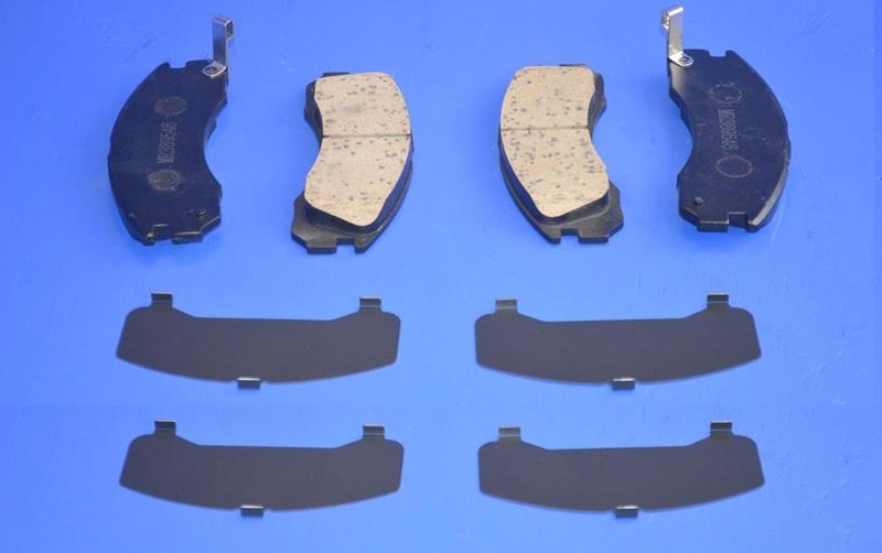 FRONT AND REAR BRAKE DISC PADS FITS MITSUBISHI DELICA 2.8 TD 1994-2006 