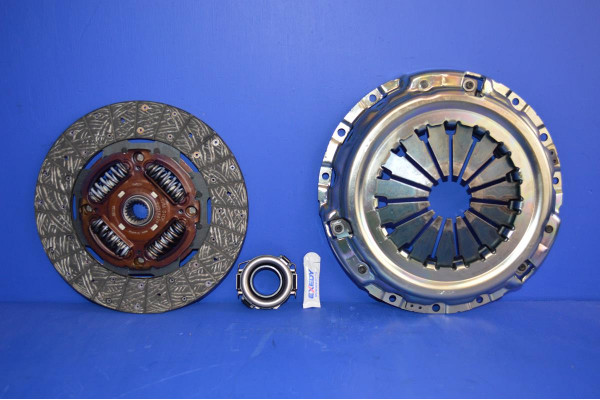 An Exedy brand Clutch kit.Kit comprises a clutch cover, clutch drive plate, thrust bearing and spline grease;Exedy are original equipment suppliers to most major motor manufacturers;Plate Diameter 275mm;Nb. Use only grease supplied in clutch...